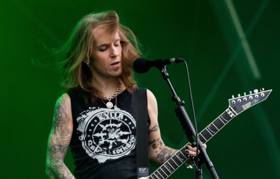 alexi_laiho_performing_with_children_of_bodom